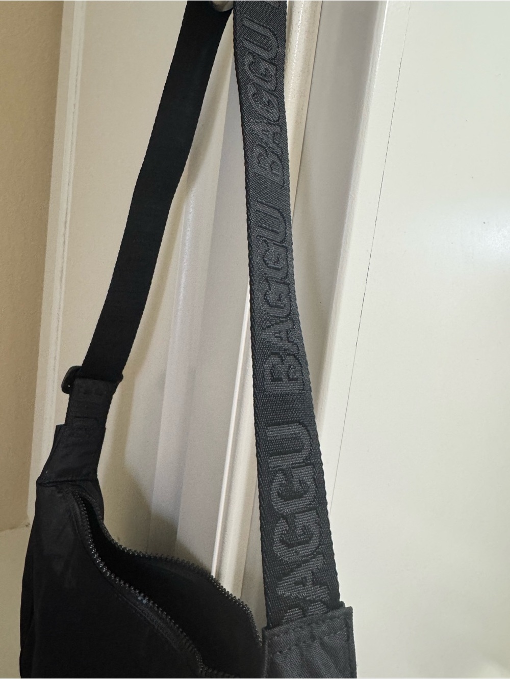 BRAND NEW Baguu Small Crescent Crossbody Bag - Picture 6 of 8